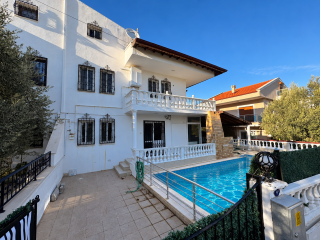 Güneşli Akdeniz Villası ve Havuzu (Mobile)