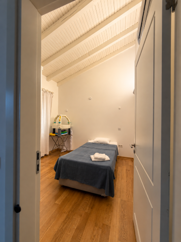 Kemerli Tavanlı Sıcak Minimalist Yatak Odası (Small)
