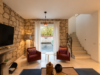Sıcak Taş Duvarlı Modern Salon (Mobile)