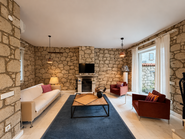 Taş Duvarlı Sıcak Salon (Small)