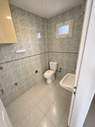 Temiz ve Sade Mermer Desenli Banyo (Mobile)